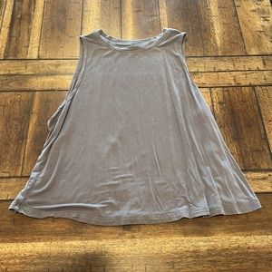 3/$15🔴 Women’s Semi Cropped Gray tank top size medium